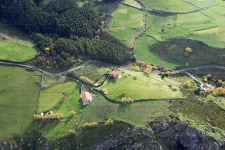 08PJP051-Vista Aerea de Caserios y Prados, Bizkaia, Euskadi