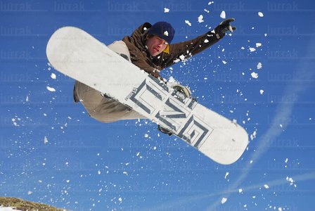 08RT0002-Salto con Snowboard, Irati, Zuberoa, Pais Vasco Frances