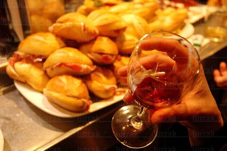 08RT0064-Vino y bocadillo. Bar en la Parte Vieja. San Sebastián