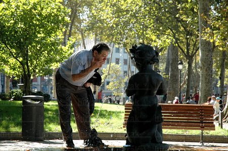 08RT0164-Bebiendo en una fuente. Bilbao, Bizkaia, Euskadi