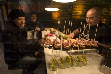 09JHJ_0061-Pinchos en A Fuego Negro, San Sebastian, Gipuzkoa, Eu