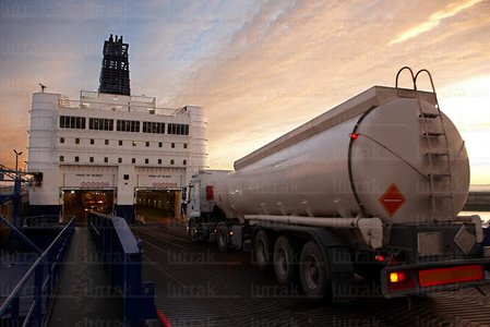 09PXE_002-Camión, Ferry, Puerto de Bilbao, Bizkaia, Euskadi