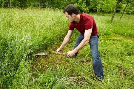 09PXE_862-Hortelano segando hierba con guadaña. Gipuzkoa, Euska
