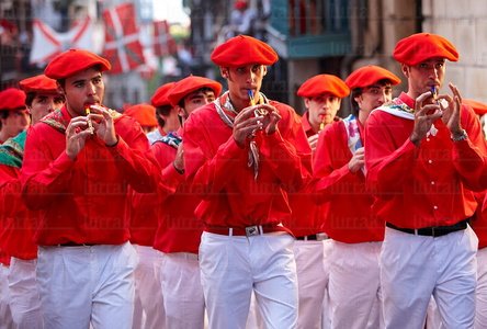 09PXE_888-Tocando-Txiribito-Alarde-Hondarribia-Gipuzkoa-Euskadi