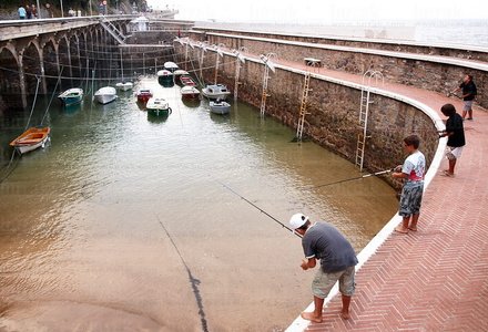 09PXE_905-Pescadores en el Puerto . Zarautz, Gipuzkoa