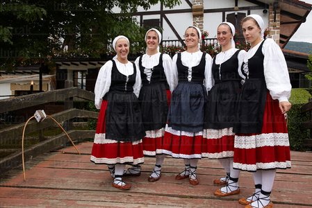 09PXE_931-Bailes Vascos. Folclore. Hondarribia, Gipuzkoa, Euskad