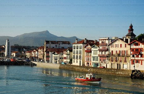 09RT_0011-El pueblo de Ciboure  con el 'quai Maurice Ravel ' y e
