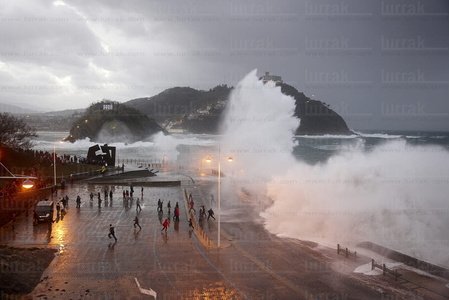 010PXE_0002-Olas Gigantes. Temporal Mar Cantábrico. San Sebasti