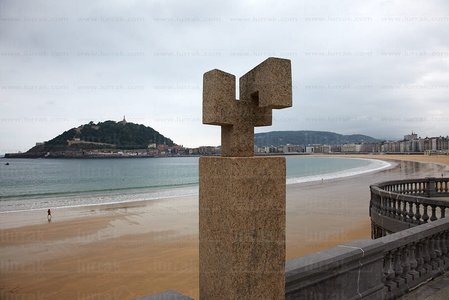 011MDR_0102-Escultura 'Homenaje a Fleming' de Chillida. San Seba