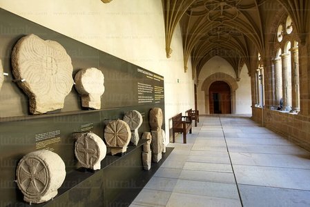011MDR_0145-Claustro y Estelas. Museo San Telmo. San Sebastián,