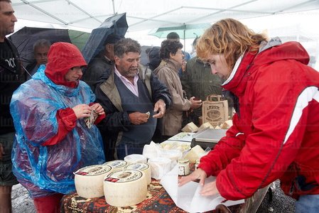 011MDR_0690-Venta de queso del Roncal, Isaba, Navarra