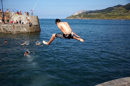 011MDR_0831-Bañistas. Puerto de Mundaka, Bizkaia, Euskadi