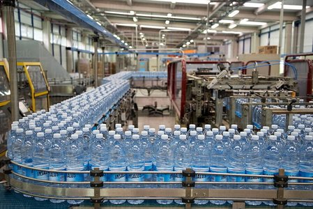 011PXE_0500-Agua de Insalus. Embotellado. Lizartza, Gipuzkoa, Eu