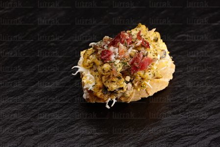 011PXE_0767-Pintxo de revuelto de setas y jamÛn. Barakaldo, Biz