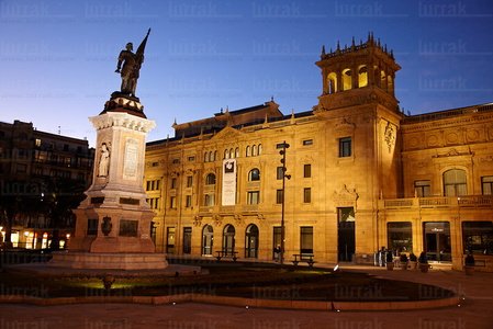 011PXE_1072-Monumento a Elkano. Teatro Victoria Eugenia. Donosti