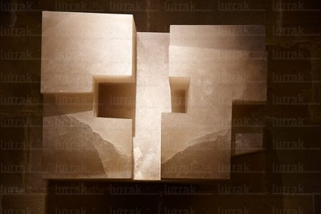 011PXE_1304-Cruz de alabastro de Eduardo Chillida, Basílica de 