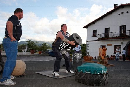 011PXE_1490-Levantadores de piedras. Deporte rural vasco. Aduna,