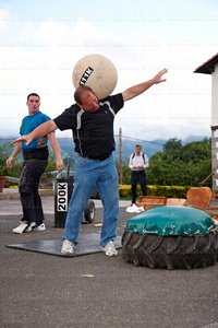 011PXE_1498-Levantadores de piedras. Deporte rural vasco. Aduna,