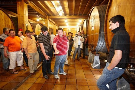 011PXE_1502-Txotx en Sidrería. Aduna, Gipuzkoa, Euskadi