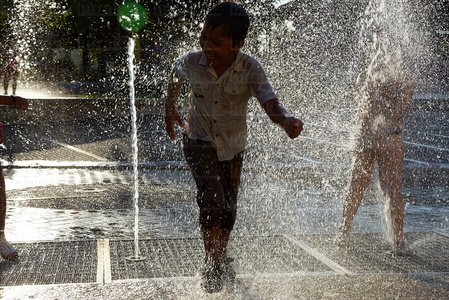 012MDR_0539-Niíños jugando con Fuente,  Bilbao, Bizkaia, Euska
