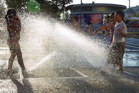 012MDR_0540-Niños jugando con Fuente,  Bilbao, Bizkaia, Euskadi