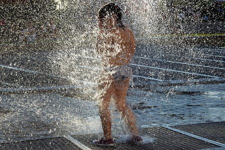 012MDR_0541-Nií±os jugando con Fuente,  Bilbao, Bizkaia, Euska