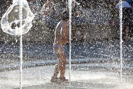 012MDR_0555-Niños jugando con Fuente,  Bilbao, Bizkaia, Euskadi
