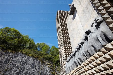 012PXE_0598-'El Friso de los Apóstoles' de Oteiza. Santuario de