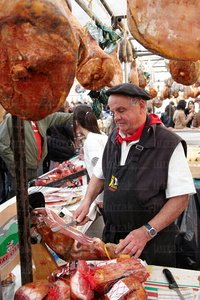 013PXE_0469-Cortando Jamón. Bayona, Lapurdi, Francia