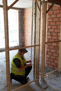 013PXE_564-Albañil trabaja en Obra de Construcción de Vivienda