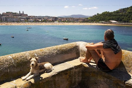 09077-Hombre-Perro-Bahía-Donostia-Gipuzkoa-Euskadi