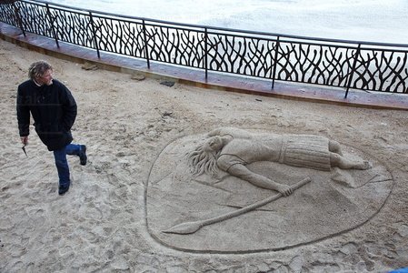 09341-Esculpiendo la Arena. Biarritz, Lapurdi, Francia