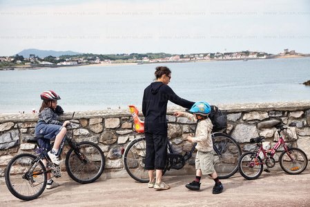 09647-Familia. Paseo Marítimo de San Juan de Luz, Lapurdi, Fran