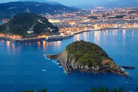 09689-Anochece-Isla-Monte-Urgull-San-Sebastián-Gipuzkoa-Euskadi