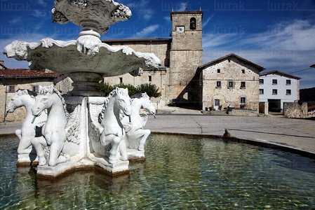 09904-Fuente, Iglesia, Plaza del Pueblo, Kontrasta, Alava, Euska