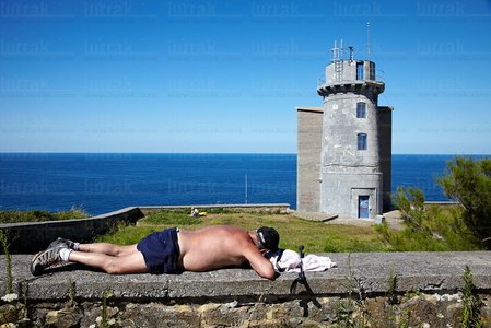 09936-Tomando-Sol-Faro-Matxitxako-Bermeo-Bizkaia-Euskadi