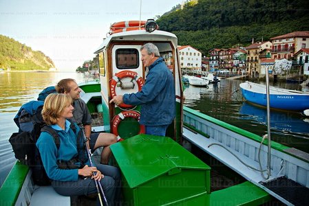 09977-Peregrinos en el bote. Camino de Santiago. Pasaia, Gipuzko