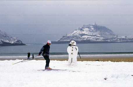 00001-Esquiador y muñeco de Nieve en la Playa de Ondarreta, San