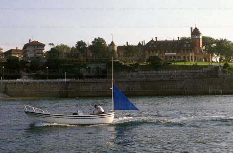 00061-Barca-Bahía-Palacio-Miramar