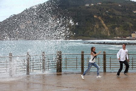 10210-Jóvenes-Olas-Paseo-Nuevo-San-Sebastián-Gipuzkoa-Euskadi