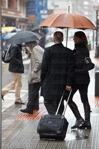 10815-Pareja-Paraguas-Maleta-Bilbao-Bizkaia-Euskadi