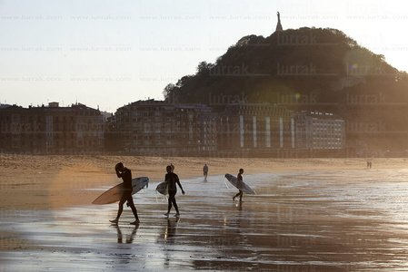 10930-Surfistas-Playa-Zurriola-San-Sebastián-Gipukoa-Euskadi