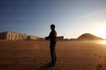 10939-Volando-Cometa-Playa-Zurriola-San-Sebastián-Gipukoa-Euska