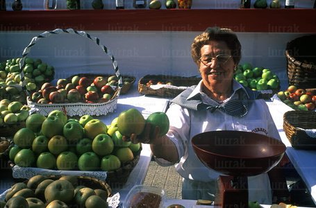 01267-Puesto-Manzanas-Feria-Gernika-Bizkaia-Euskadi