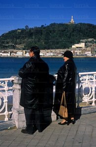 01308-Turistas-Paseo-la-Concha-San-Sebastian-Gipuzkoa-Euskadi