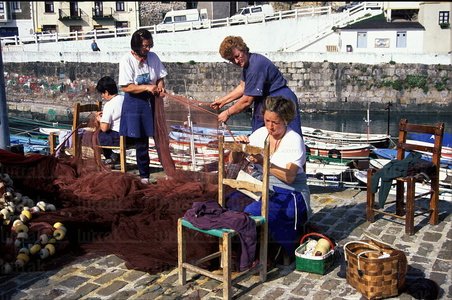 01528-Remiendo-Redes-Puerto-Elantxobe-Bizkaia-Euskadi