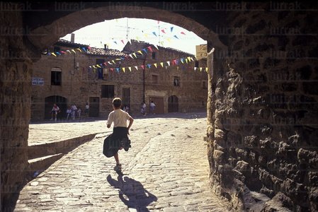 02165-Niño-Calle-Ujué-Navarra