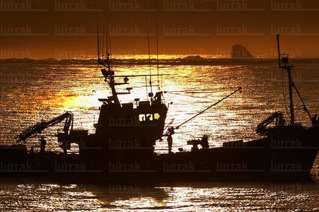 02949-Pesquero-Contraluz-Hondarribia-Gipuzkoa-Euskadi