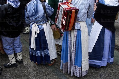03421-Vestidos-Acordeón-Desfile-Olentzero-San-Sebastián-Gipuzk