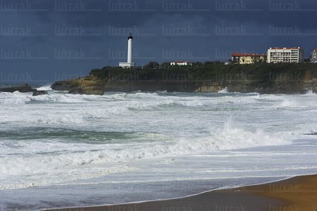 03743-Paisaje Mar Cantábrico con el Faro. Biarritz, Lapurdi, Fr
